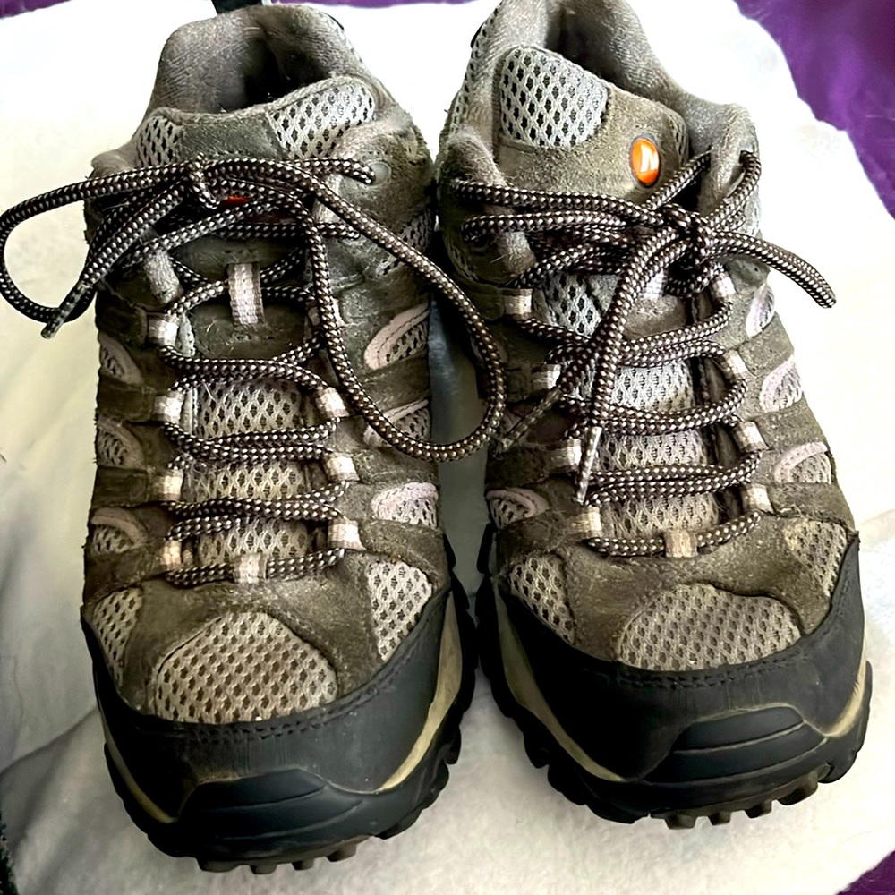 Merrell women’s size 9 hiking boot ventilator series. Great condition